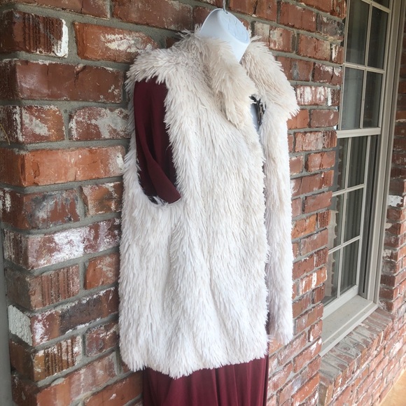 Betsey Johnson cream faux fur vest size Large - Picture 2 of 8